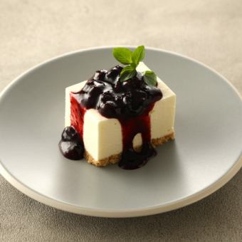 自家製レアチーズケーキ　ブルーベリーソース