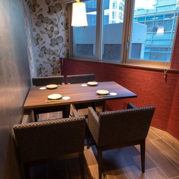 落ち着いた雰囲気のプライベート空間で会話やお食事を楽しめます。少人数個室席もご用意ございますので、ご宴会や飲み会、食事会などのお集まりにぜひご利用ください。