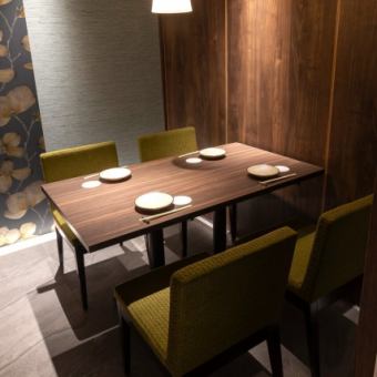 クッション付きの2～4名様用テーブル席。ゆったりくつろぎながら会話を楽しめるので、デートにも人気のお席です。