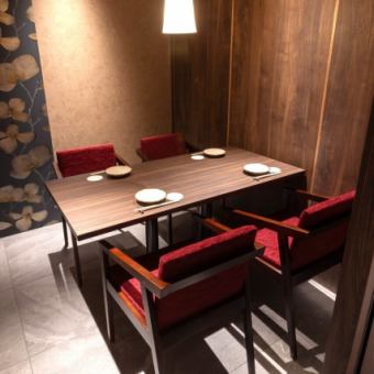 店内は和モダンで上質で落ち着いた個室空間となっております。雰囲気にこだわった非日常空間で、当店自慢のお料理をお楽しみください。