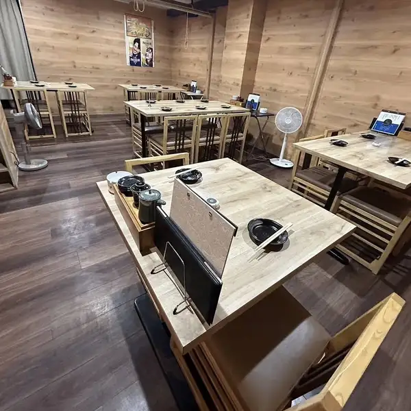 人数やシーンに合わせてご利用いただけます。宴会には最適です。やわらかな照明が包む空間でゆったりお食事をお愉しみください！