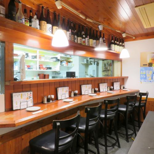 <p>人気のカウンター席。スタッフとの会話も楽しめます♪お一人様でもお気軽に☆</p>