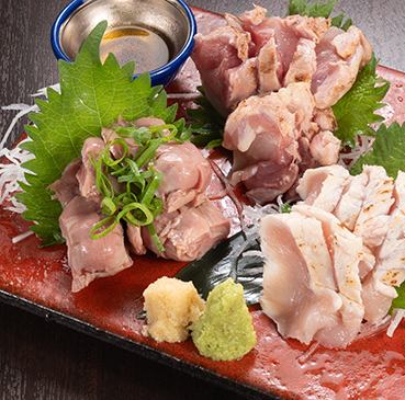 《鳥刺し》《鶏ら～めん》など、お酒のお供から〆まで勢ぞろい