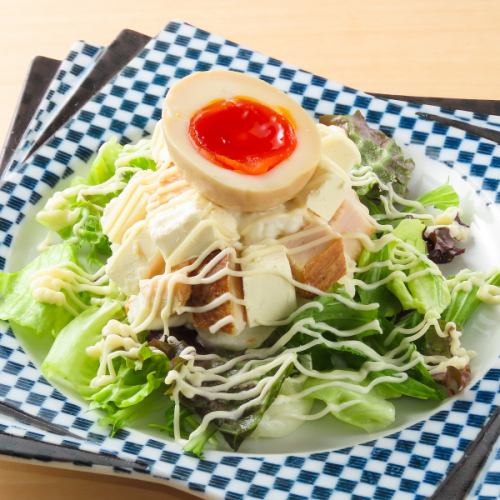 味玉のせ燻製鶏とクリームチーズ入りポテトサラダ