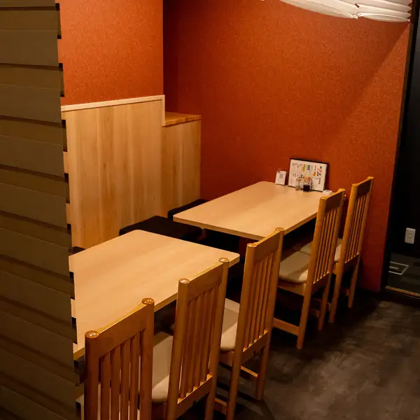 ～10名様用の個室のご準備しております。落ち着いた雰囲気の木の温もり溢れる店内。女子会やデート、会社宴会、お仕事帰りのサク飲みにも人気！カウンター席は8名様まで収容可能なので、お一人様でもお気軽にご利用いただけるお店ですよ♪