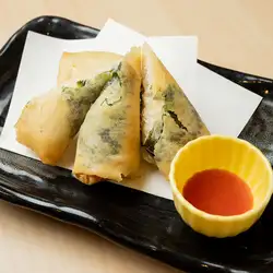 鸡胸肉紫苏叶春卷，配梅子酱。