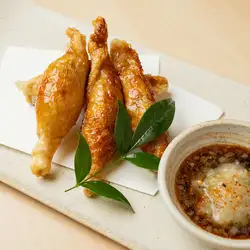 鸡皮饺子配葱花和盐醋汁。