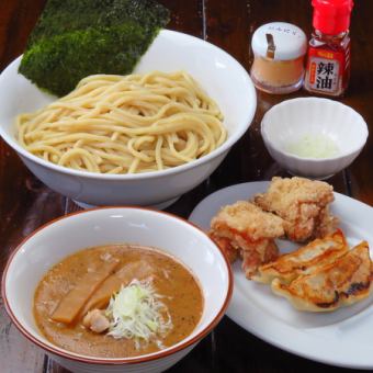 ボリューム満点のつけ麺を堪能☆ツケカラギョウセット