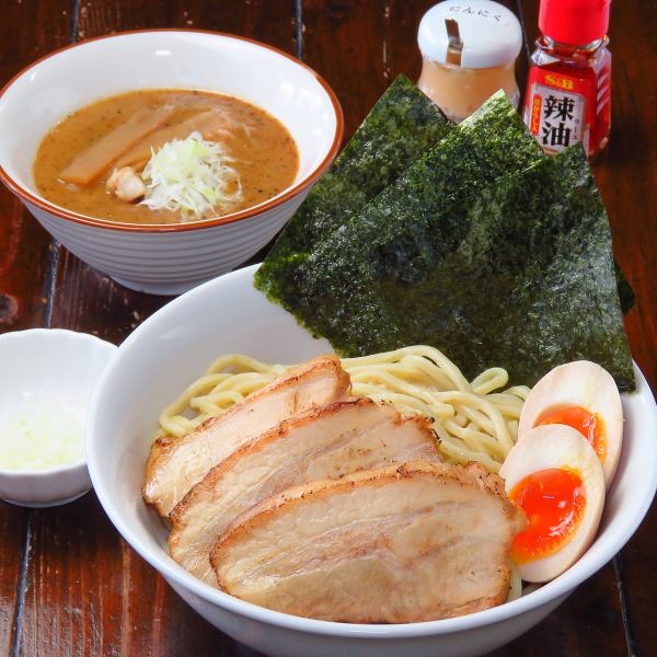 Plenty of umami ♪ Specially made kannana tsukemen based on seafood and pork bones