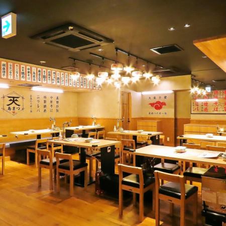 友達と気軽に楽しめるテーブル席♪わいわいお酒をお楽しみ頂けます！