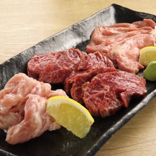 厳選した肉を丁寧にカット