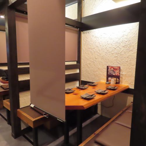 ロールカーテン付半個室席