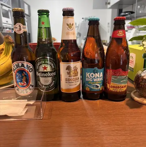 昼はゆったりとしたカフェ、夜は居酒屋バルとして営業中。プロジェクターで映画が流れる店内は、時間を忘れてゆっくりと語り合える落ち着いた空間です。ご友人とのランチや夜の女子会など幅広いシーンに最適。美味しいお料理や多彩なお酒とともに、日常から離れたリラックスタイムをお過ごしください。