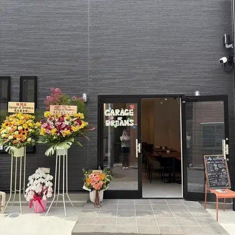 当店のコンセプトは「夢を語れる場所」。自分の「好き」を表現でき、仲間とゆっくり語り合える温かい居場所を目指して空間作りを行っております。美味しい食事とお酒が会話を弾ませます。お一人様も大歓迎!日々の息抜きや、大切な方との深い語らいに、当店のアットホームな空間をぜひご利用ください。