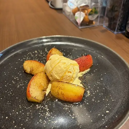 焼きリンゴアイス添え