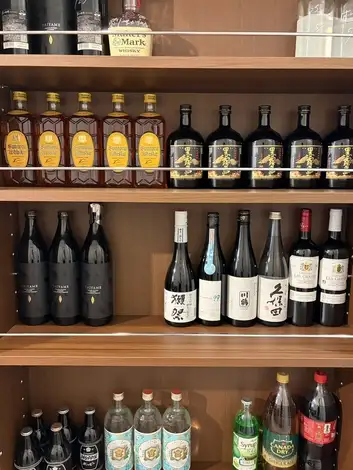 ワイン・日本酒・焼酎など様々なお酒がおいてあり、ボトルキープが可能