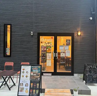 ゆったりとお食事ができるテーブル席をご用意しております。少人数でのランチや女子会、ご家族でのお食事から、１２名様でのグループ利用まで幅広く対応可能です。落ち着いた空間で、美味しいお料理と会話を心ゆくまでお楽しみください。