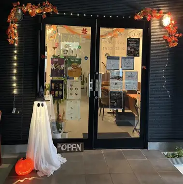 店内を貸し切ってのプライベートなご宴会も大歓迎です。２０名様から貸し切り可能、歓送迎会や同窓会、オフ会など、お仲間だけで気兼ねなく盛り上がる特別な夜に、ぜひ当店の貸切をご利用ください。