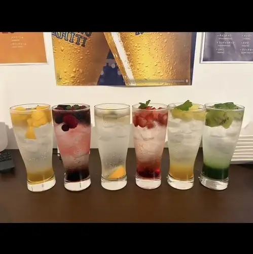昼はカフェ、夜はバル。二つの顔を持つお店