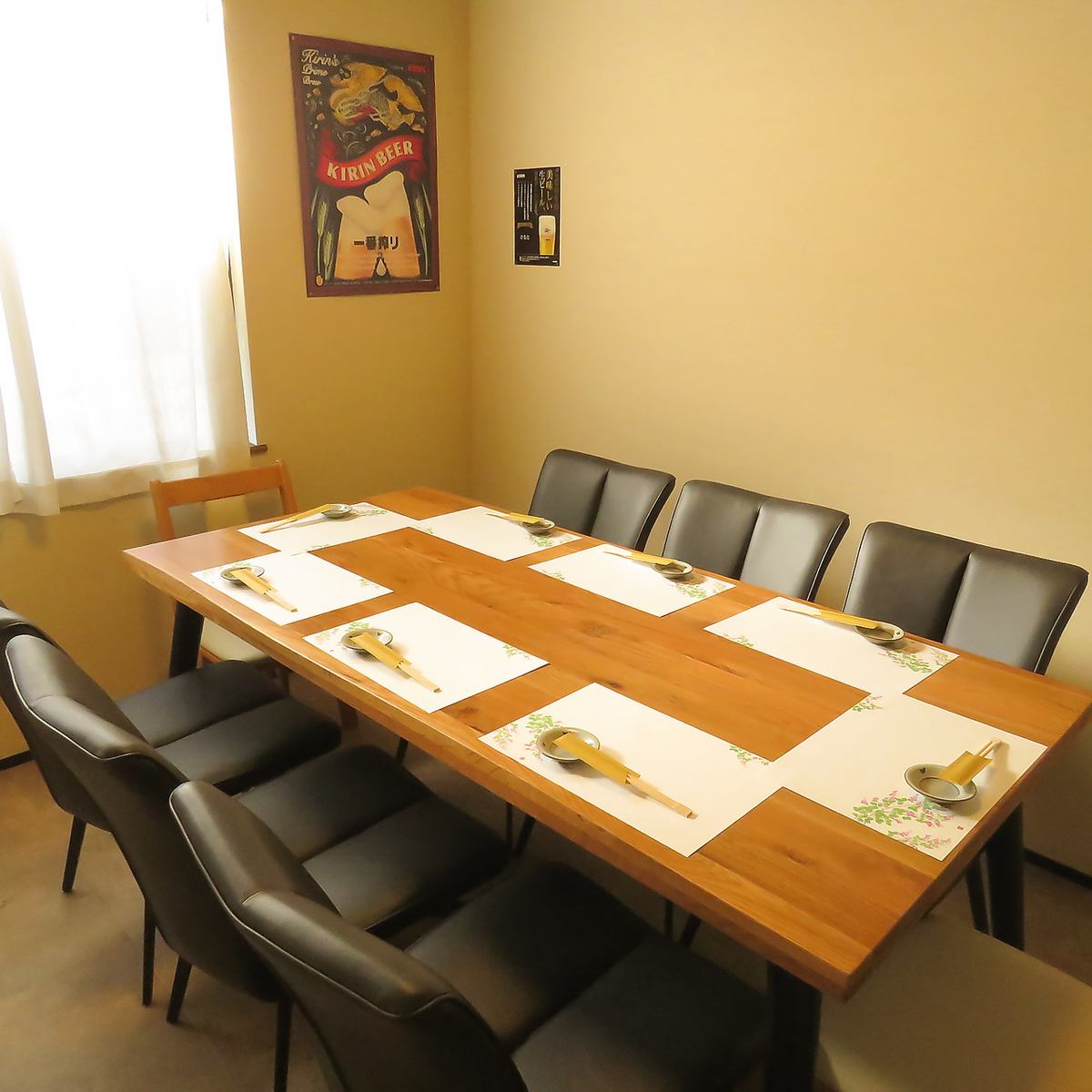 1~8名様でお座りいただける完全個室を完備