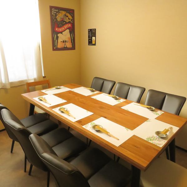 大人数での宴会にも安心の広々としたテーブル席や完全個室を完備◎個室では最大8名様まで着席可能で、親しい仲間との宴会から会社の集まりまで幅広く対応★和を基調とした空間は落ち着きがあり、宴会をより楽しめる雰囲気を演出!さらにカラオケも楽しめる設備を整えているので、歌と料理の両方で盛り上がれます♪