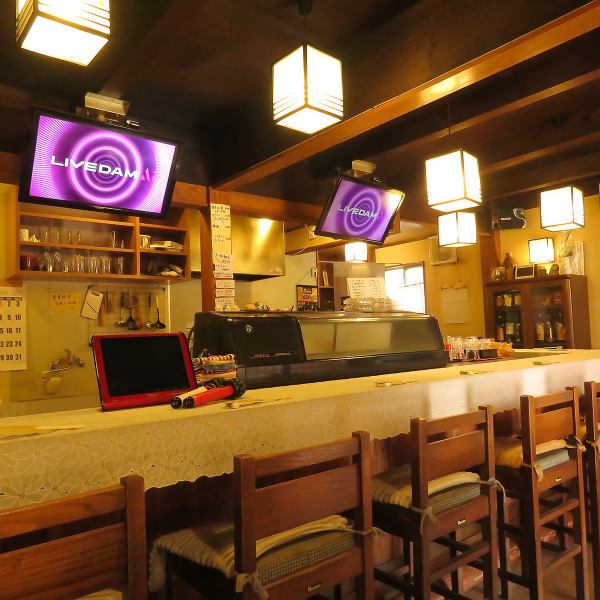 少人数にぴったりなテーブル席やカウンターをご用意◎お一人でも気軽に利用でき、デートや友人同士の集まりにおすすめです☆落ち着いた和のテイストが漂う空間で、周囲を気にせずゆっくり過ごせるのが魅力。居心地のよさがリピーターを生む理由です!どんなシーンでもくつろぎを感じられる席をご提供しています。