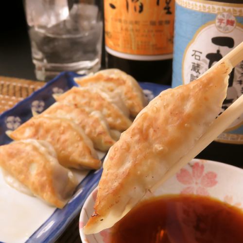 手作り餃子 香ばしくパリパリの皮が自慢