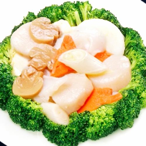 Stir-fried three kinds of seafood and broccoli