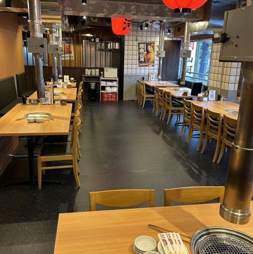 <p>店内は、どなたでもリラックスできるアットホームで温かい雰囲気が魅力です♪肉問屋直営店だからこそ、肉のプロが厳選したこだわりの上質な和牛やホルモン、さらに肉問屋ならではの希少部位を、リーズナブルな価格でご提供できるのが最大の強み◎品質と価格の両方に自信を持っております。</p>