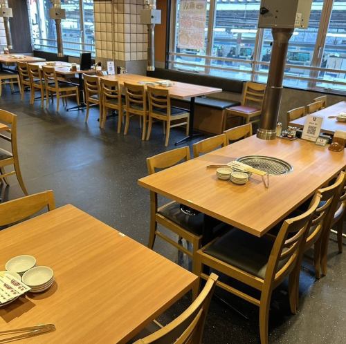 <p>店内にはゆったりとお寛ぎいただけるテーブル席を完備しております。会社宴会や歓送迎会などの大人数でのお集まりはもちろん、ご家族やご友人との食事、会食や接待にも最適◎幅広いシーンでご利用いただける使い勝手の良さが自慢です。心地よい空間で、美味しい焼肉を囲みながら、素敵な時間をお過ごしください。</p>