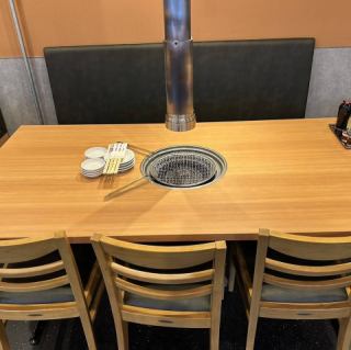 目の前でじっくり焼肉を味わいながら、仕事帰りに気軽に立ち寄って美味しいお肉を堪能してみてください。疲れた体にジューシーなお肉とお酒が染みわたり、心身ともにリフレッシュできます。飲み会や宴会、女子会にも最適な空間をご用意しています。仲間と一緒に楽しいひとときをお過ごしください。