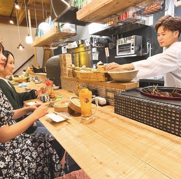 [Inside the 1st floor] There are counter seats recommended for singles and dates.The kitchen is in front of you, so it's a space where you can enjoy talking with the staff.