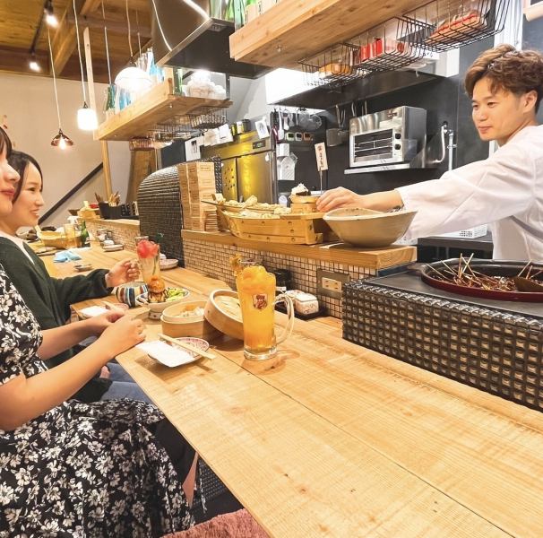 【１階席店内】お一人様でもデートにもおすすめのカウンター席がございます。目の前は厨房なのでスタッフと楽しく会話いただける空間です♪※お席は2時間制となっております。