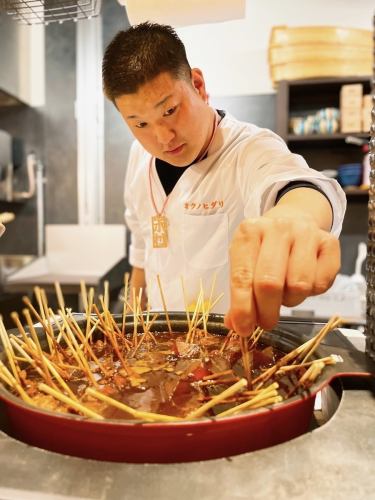 当店の名物料理！カウンターの前で煮込む【モツ煮込み串】