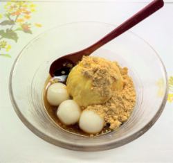 Black honey soybean flour ice cream with rice flour dumplings