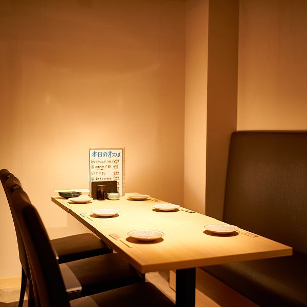 The interior is carefully selected and illuminated with warm lighting.We also have private room seats for small and medium-sized people, so you can enjoy your banquet without worrying about other guests.(Shinjuku 3-chome / Fish / Private room / Midnight / Anniversary / Birthday / Year-end party / Entertainment / Fresh fish / Wagyu lava grilled)