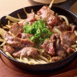 Thinly sliced beef tongue on an iron plate (100g)