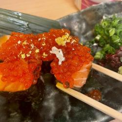 開胃菜：肥鮭魚和鮭魚籽（不含米飯的壽司）