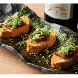 精緻的海苔卷，內含安康魚肝和奈良醃菜