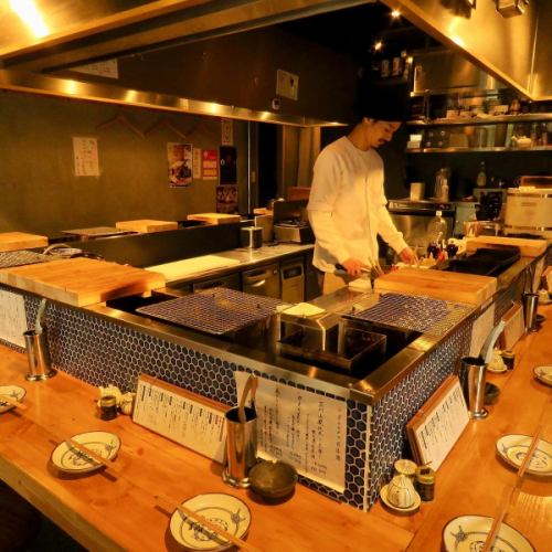 【臨場感あふれるカウンター席で炭火を囲む】