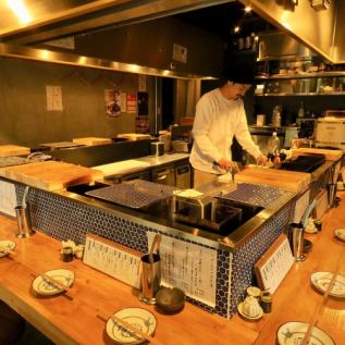 炭火を囲むカウンター席♪16席ご用意しております。