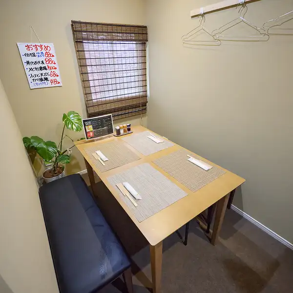 【テーブル席ご用意◎】ゆったりとお食事をお楽しみいただけるテーブル席は、4～6名様でご利用いただけます。落ち着いた雰囲気のお店ですので、ご家族やご友人との集まりなど、様々なシーンでご利用ください♪お子様連れもOKです◎