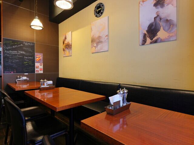 落ち着いた雰囲気の中でお食事をお楽しみくださいませ!