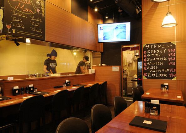 プライベート感のあるお席で食事と会話をお楽しみくださいませ。