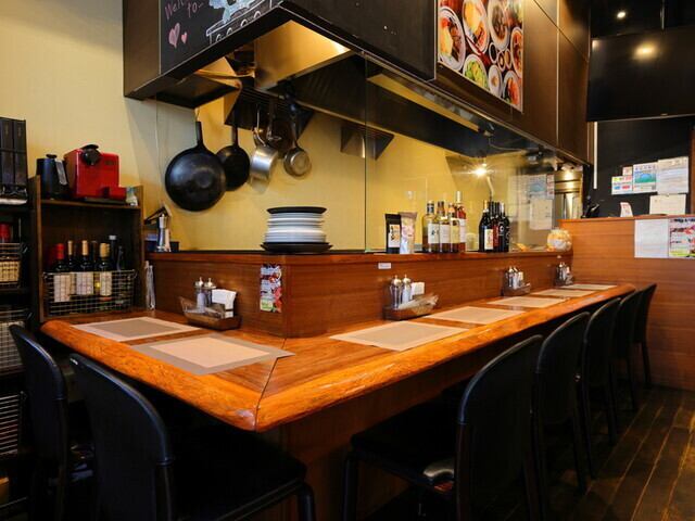 大人の隠れ家のような落ち着いた空間で、極上のステーキとハンバーグをご提供いたします 。木目を基調としたアットホームな店内はで、肩肘張らずに心からくつろぐことが出来ます。接待や会食といった特別なシーンでも、程よい距離感と温かさの中で、自然体のひとときをお過ごしいただけます。