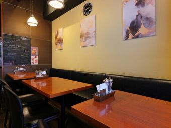 温かい照明が灯る店内には、4名様用のテーブル席が3卓ございます。友人との気軽な食事や、女子会、ご家族との賑やかなディナーに最適です。落ち着いた雰囲気の中で、美味しいステーキやハンバーグを囲み、楽しいひとときをお過ごしください。