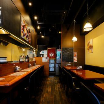 温かい照明が灯る店内には、4名様用のテーブル席が3卓ございます。友人との気軽な食事や、女子会、ご家族との賑やかなディナーに最適です。落ち着いた雰囲気の中で、美味しいステーキやハンバーグを囲み、楽しいひとときをお過ごしください。