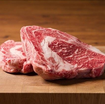 【厳選されたお肉を鉄板で焼き上げる贅沢な】ステーキ