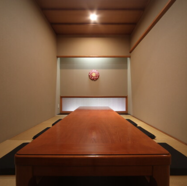 【落ち着きと温かみのある空間で、特別なひとときを】店内は白黒でシックなデザインが施され、個室には作家さんの作品が展示されています。個室は、8名様個室、4名様テーブル個室、そして4名様座敷個室をそれぞれ1室ずつご用意しております。