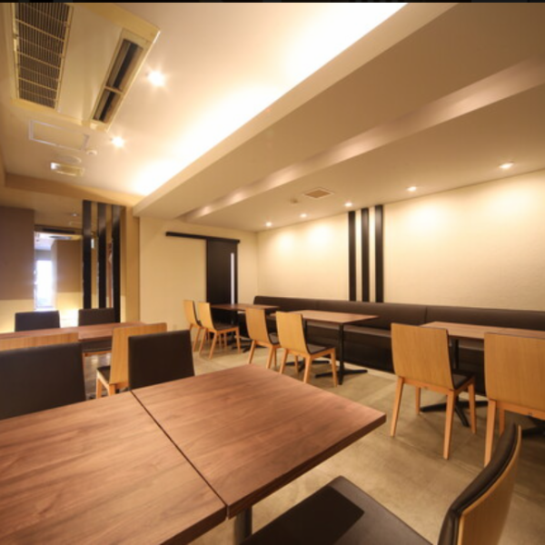 【集まりやすいテーブル席での貸切も可！】最大22名様までのテーブル席の貸切が可能です（お席の空き状況による）家族や友人との集まりや団体での利用にぴったりな空間をご提供しています。ご予約をお待ちしております！